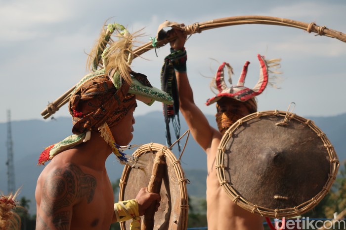 Tarian Caci di Liang Ndara