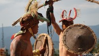 Dalam tarian ini, pria akan diajar untuk bisa menyusun strategi, damai dan tidak mendendam. 