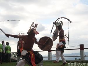 Foto: Tari Perang Bukti Kematangan Pria Flores