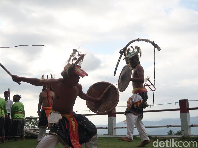 Foto: Tari Perang Bukti Kematangan Pria Flores