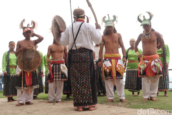 Tarian Caci di Liang Ndara Tarian Caci di Liang Ndara