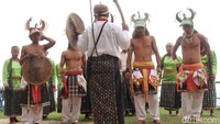 Tari Caci adalah tarian perang khas Flores yang dilakukan oleh para pria. 