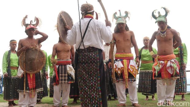 Tarian Caci di Liang Ndara
