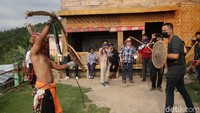 Wisatawan pun diperbolehkan untuk mencoba tarian ini.