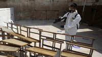 Kawasan rembok ratapan juga disemprotkan disinfektan jelang Tahun Baru Yahudi.  
