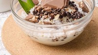 Di Pamulang juga ada ketan susu yang disajikan dengan es krim dan buah-buahan. Nama kedainya adalah Ketan Susu Tempoe Doloe. Foto: iStock