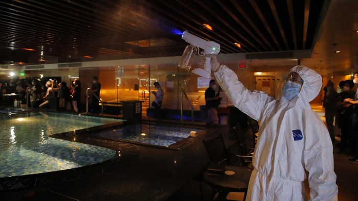 Sejumlah tempat hiburan di Hong Kong bersiap untuk kembali buka, salah satunya tempat spa. Protokol kesehatan pun diterapkan dengan ketat di tempat hiburan itu.