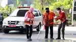 Tersangka Korupsi Ini Diborgol ke Tongkat Ketiak