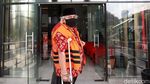 Tersangka Korupsi Ini Diborgol ke Tongkat Ketiak