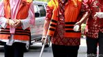 Tersangka Korupsi Ini Diborgol ke Tongkat Ketiak