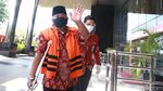 Tersangka Korupsi Ini Diborgol ke Tongkat Ketiak