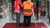 Syamsul menggunakan alat bantu tongkat ketiak karena menderita sakit lutut.