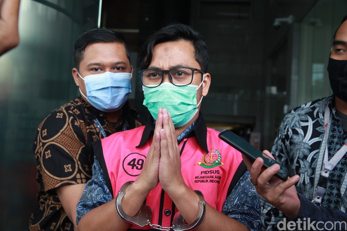Tersangka skandal suap Djoko Tjandra-Jaksa Pinangki Sirna Malasari, Andi Irfan Jaya (AIJ) selesai menjalani pemeriksaan di KPK. Andi Irfan bungkam.