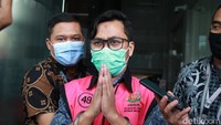 Andi tak berkomentar apapun saat dicecar awak media perihal kasus yang menjeratnya.