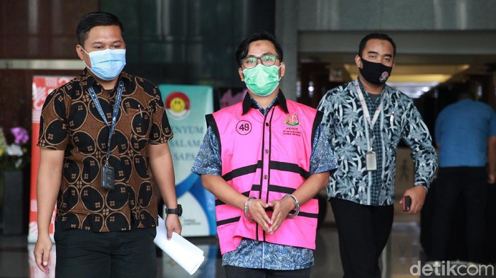 Tersangka skandal suap Djoko Tjandra-Jaksa Pinangki Sirna Malasari, Andi Irfan Jaya (AIJ) selesai menjalani pemeriksaan di KPK. Andi Irfan bungkam.