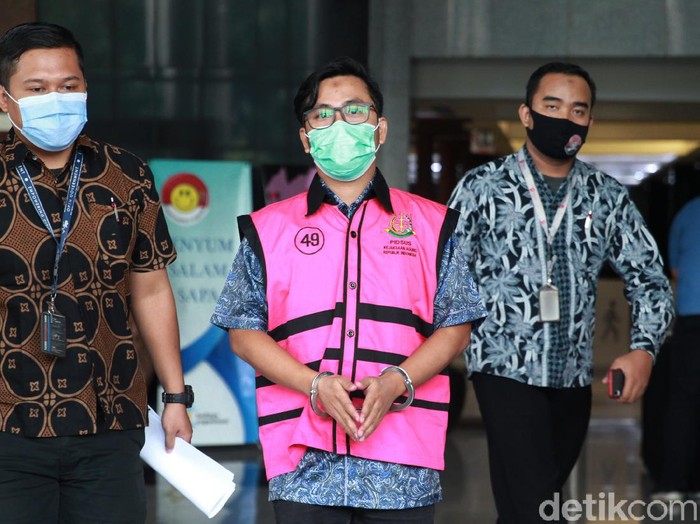 Tersangka skandal suap Djoko Tjandra-Jaksa Pinangki Sirna Malasari, Andi Irfan Jaya (AIJ) selesai menjalani pemeriksaan di KPK. Andi Irfan bungkam.