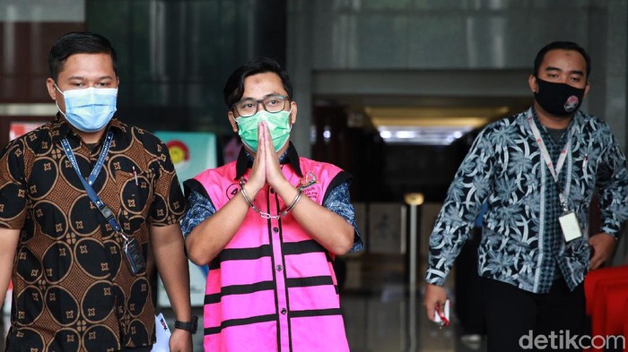 Tersangka skandal suap Djoko Tjandra-Jaksa Pinangki Sirna Malasari, Andi Irfan Jaya (AIJ) selesai menjalani pemeriksaan di KPK. Andi Irfan bungkam.