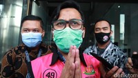 Pantauan detikcom, Jumat (18/9/2020) pukul 13.00 WIB Andi Irfan keluar dari gedung KPK, Jalan Kuningan Persada, Jakarta Selatan. Andi langsung berjalan menuju mobil tahanan.