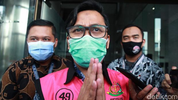 Tersangka skandal suap Djoko Tjandra-Jaksa Pinangki Sirna Malasari, Andi Irfan Jaya (AIJ) selesai menjalani pemeriksaan di KPK. Andi Irfan bungkam.