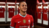 Thiago Alcantara dengan seragam utama Liverpool beserta badge emas juara dunia. (Foto: dok. Liverpool FC)