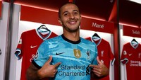 Thiago Alcantara dengan kostum tandang Liverpool berwarna biru, tetap keren kan? (Foto: dok. Liverpool FC)