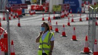 Sekitar 695 ribu pekerjaan telah hilang sejak Maret lalu. Pada Agustus lalu, 2,7 juta orang telah mengklaim tunjangan pengangguran ke pemerintah Inggris. Angka itu naik 120,8% sejak Maret. AP Photo/Frank Augstein/Getty Images  