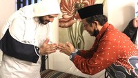 Menteri Koordinator Bidang Politik, Hukum, dan Keamanan (Menko Polhukam), Mahfud Md, menjenguk pendakwah Syekh Ali Jaber. Mahfud bersyukur kondisi Syekh Ali Jaber dalam kondisi yang sudah cukup membaik. Istimewa/Twitter/Mahfud MD  