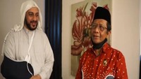 Pendakwah Syekh Ali Jaber ditusuk orang tak dikenal di Lampung. Syekh Ali Jaber mendadak ditusuk saat sedang berceramah. Dok. Humas Kemenko Polhukam  