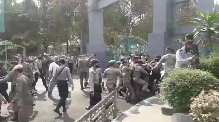 Viral Satpol PP di Bogor Tendang Pendemo, Kasatpol PP Minta Maaf