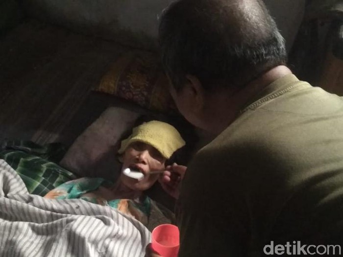 Wanita dan putrinya di Jombang bertahun-tahun lumpuh karena penyakit amyotrophic lateral sclerosis (ALS). Sementara suaminya terpaksa berhenti kerja sejak 7 bulan lalu untuk merawat mereka.