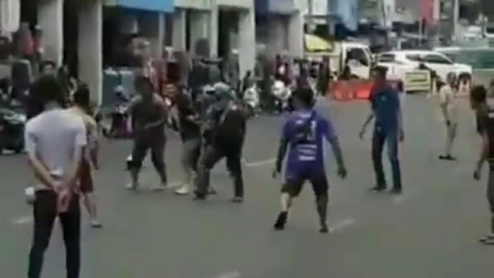 Warga Main Bola di Jalanan Bandung