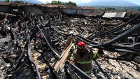 Tampak sejumlah petugas pemadam kebakaran beraktivitas di antara puing-puing bangunan di Pasar Cepogo ,Boyolali, yang telah hangus terbakar, Jumat (18/9/2020).