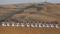 Penari melakukan yoga di bukit pasir Gurun Xiangshawan.  