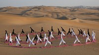 Cuaca menyengat tidak menyurutkan semangat para peserta yoga.  