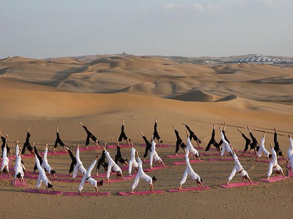 Sensasi Yoga di Tengah Gurun Pasir