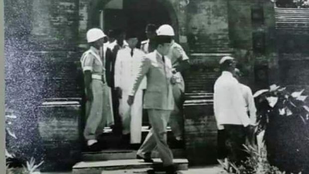 Bung Karno saat ziarah ke makam Ratu Kalinyamat di Jepara, tahun 1952.