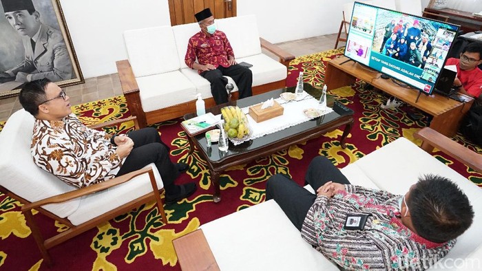 Beragam inovasi yang digeber Banyuwangi selama 10 tahun terakhir menginspirasi para pejabat Mahkamah Agung. Sebanyak 56 ketua, wakil ketua serta administrator pengadilan se-Indonesia melakukan studi lapang berbagai program inovatif dari Banyuwangi.
