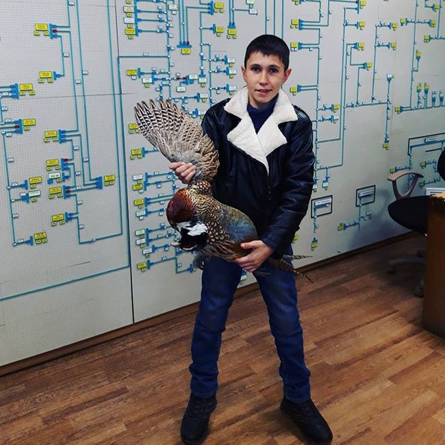 Seperti dikutip dari Oddity Central, Denis seringkali menghabiskan banyak waktunya untuk berburu, memancing, dan bertemu dengan kekasihnya. Foto: Instagram/denvashurin125