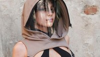 Seniman Katya Lozanova juga membuat pelindung wajah dengan tudung yang memberikan perlindungan 360 derajat. Foto: Dok. KATYA LOZANOVA