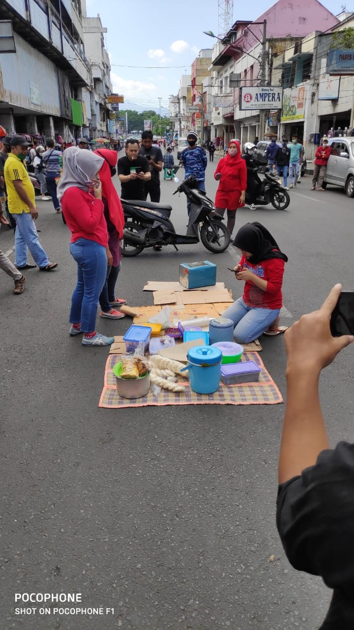 Emak-emak di Bandung bancakan di jalan yang ditutup