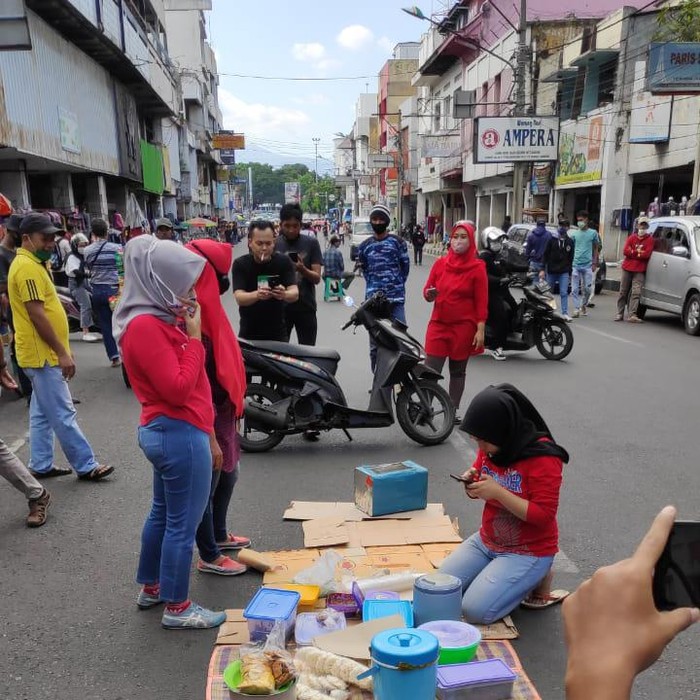 Emak-emak di Bandung bancakan di jalan yang ditutup