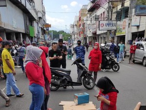Ditutup Akibat COVID-19, Emak-emak Bandung Malah Bancakan di Tengah Jalan