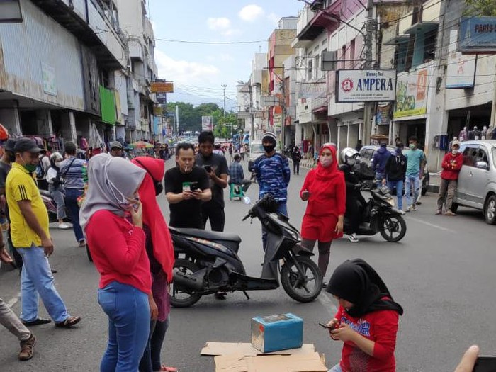 Emak-emak di Bandung bancakan di jalan yang ditutup