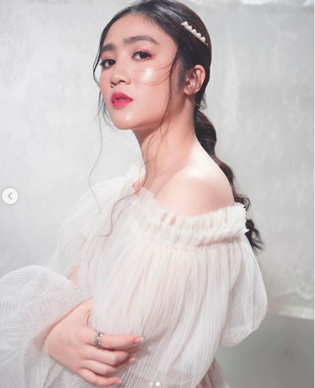 8. Febby RastantyPesinetron Febby Rastanty tak hanya cantik, namun juga cerdas. Dia lulus dari Fakultas Hukum Universitas Indonesia dengan nilai cum laude. Di tengah kesibukannya syuting sinetron, Febby bahkan bisa menyelesaikan kuliahnya dalam kurun waktu 3,5 tahun.Foto: Instagram