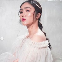 8. Febby RastantyPesinetron Febby Rastanty tak hanya cantik, namun juga cerdas. Dia lulus dari Fakultas Hukum Universitas Indonesia dengan nilai cum laude. Di tengah kesibukannya syuting sinetron, Febby bahkan bisa menyelesaikan kuliahnya dalam kurun waktu 3,5 tahun.Foto: Instagram