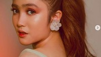 Febby Rastanty adalah satu seleb yang memiliki wajah mulus. Foto: Instagram