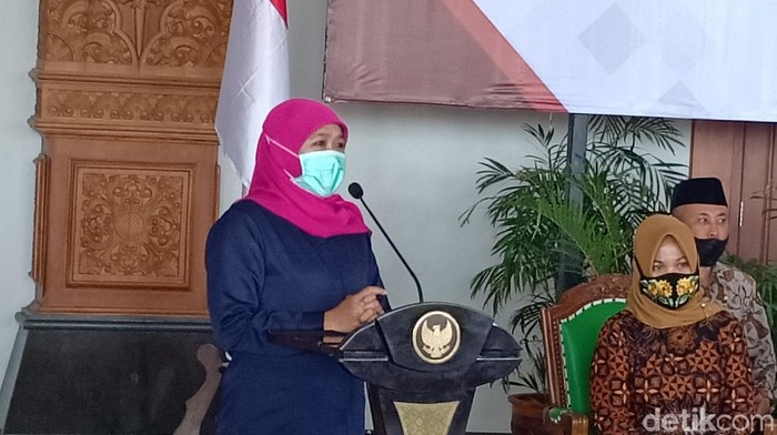Gubernur Khofifah Indar Parawansa menyebut Jatim sebagai provinsi yang memiliki rumah sakit rujukan COVID-19 terbanyak di Indonesia. Kapasitas ruang isolasi di Jatim saat ini mencapai 6.611 bed.