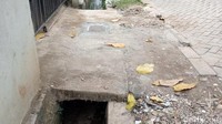 Gorong-gorong juga tampak kering, tidak ada air yang mengalir. Sebab, salah satu aliran air menuju gorong-gorong ditutup dengan papan kayu untuk menghambat air.