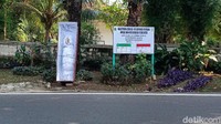 Papan informasi itu juga berisi data kasus positif hingga meninggal.