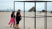 Patung-patung akan ditempatkan secara strategis di sepanjang hamparan 1 km Pantai Currumbin untuk memastikan jarak sosial yang sesuai saat melihat karya seni.